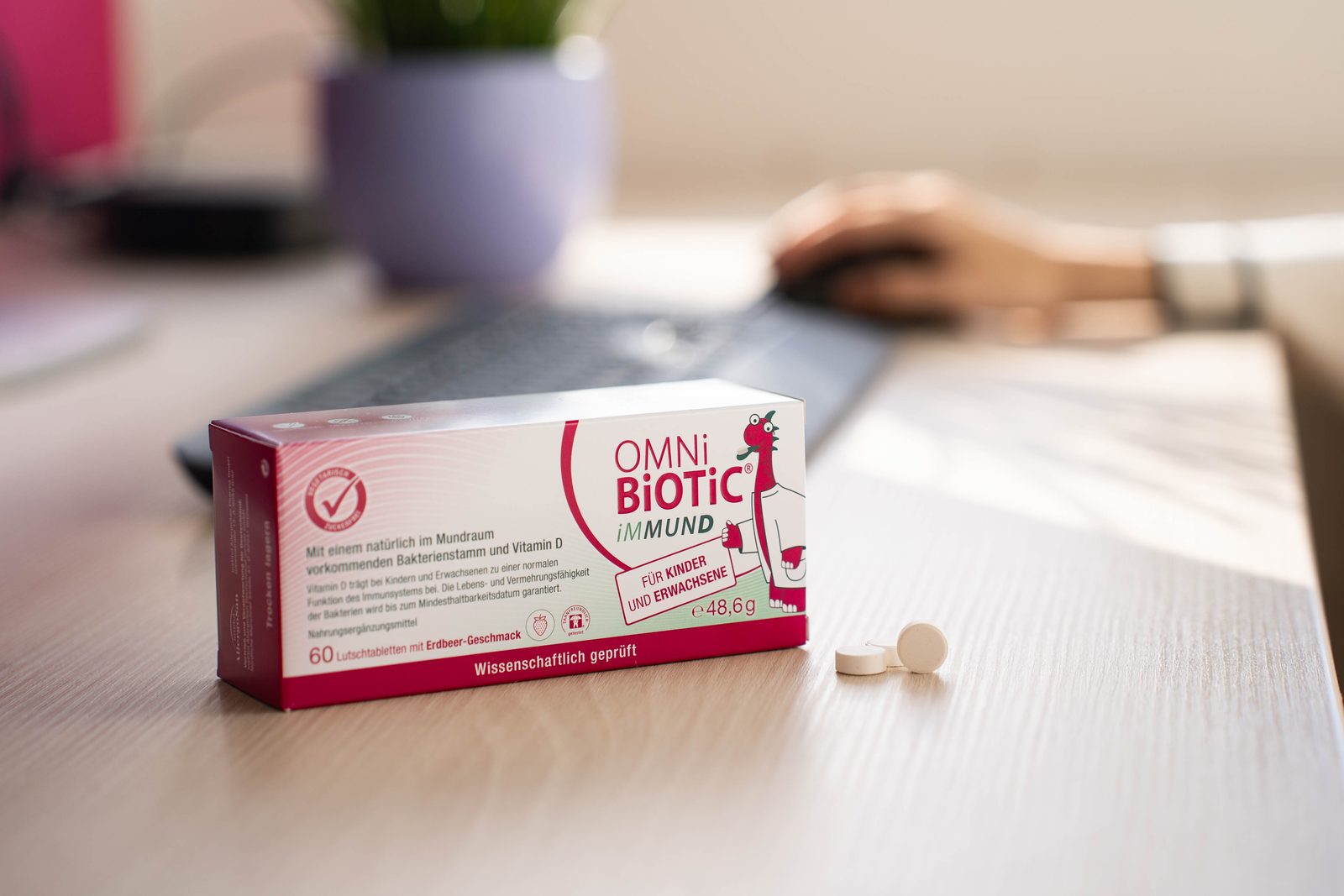 OMNi-BiOTiC iMMUND auf einem Schreibtisch im Tageslicht