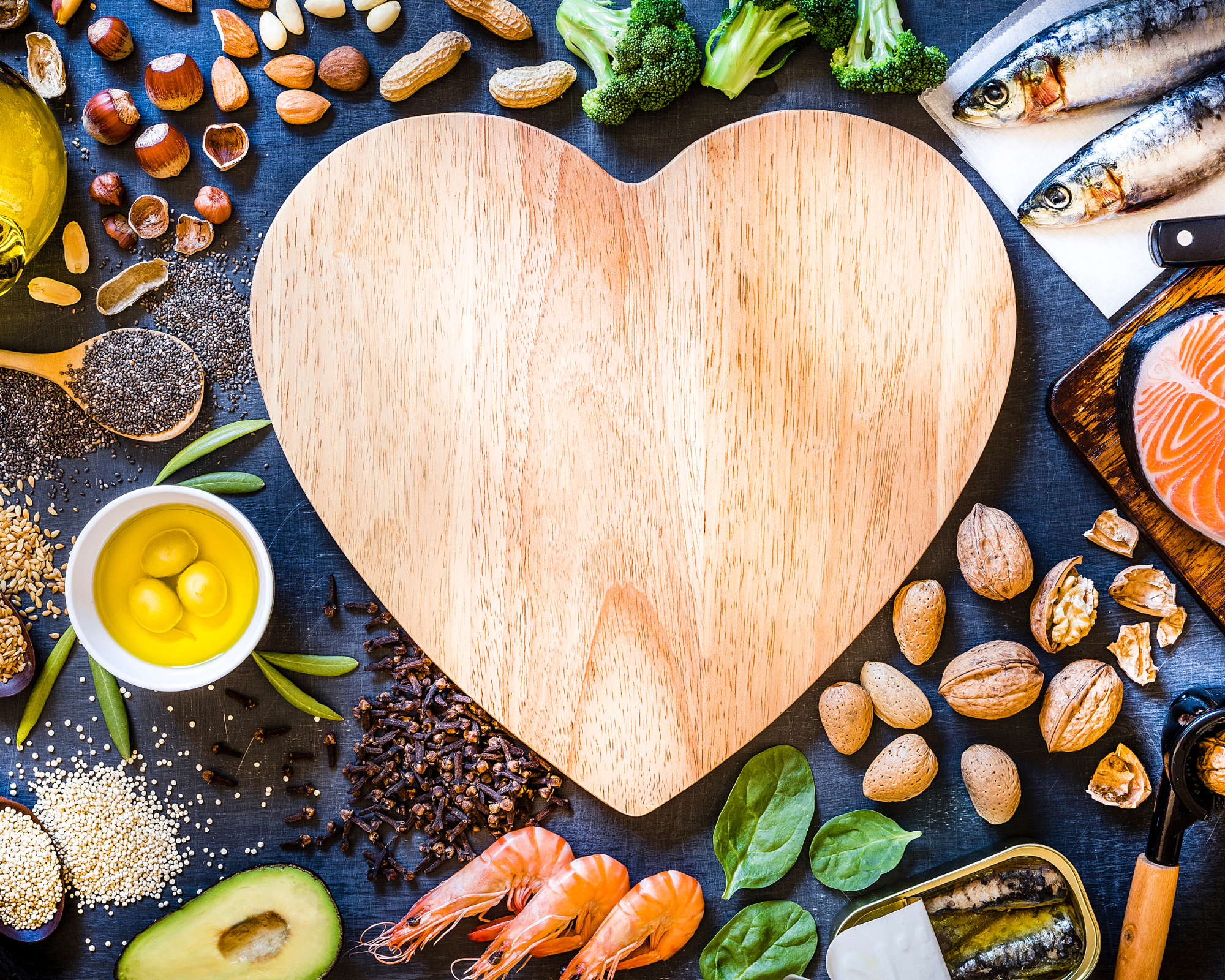 Omega-3-reiche Lebensmittel, herzförmig angerichtet