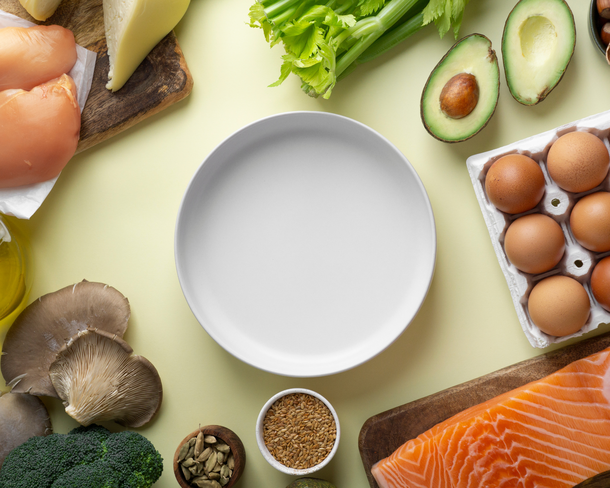 Lachs, Avocado und Eier auf hellem Untergrund