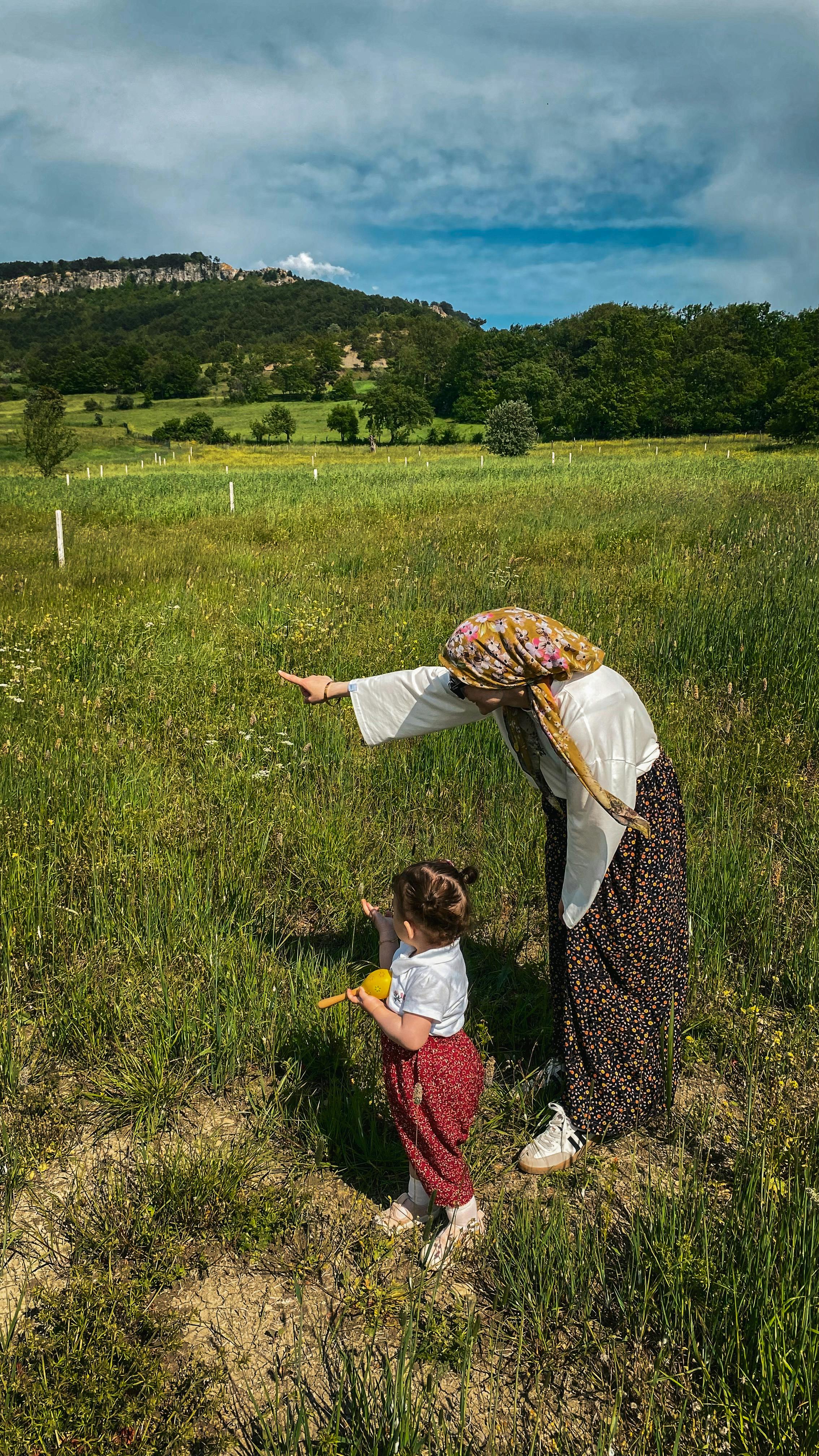 Mutter mit Kind auf der Wiese – Familiengesundheit NaturNah