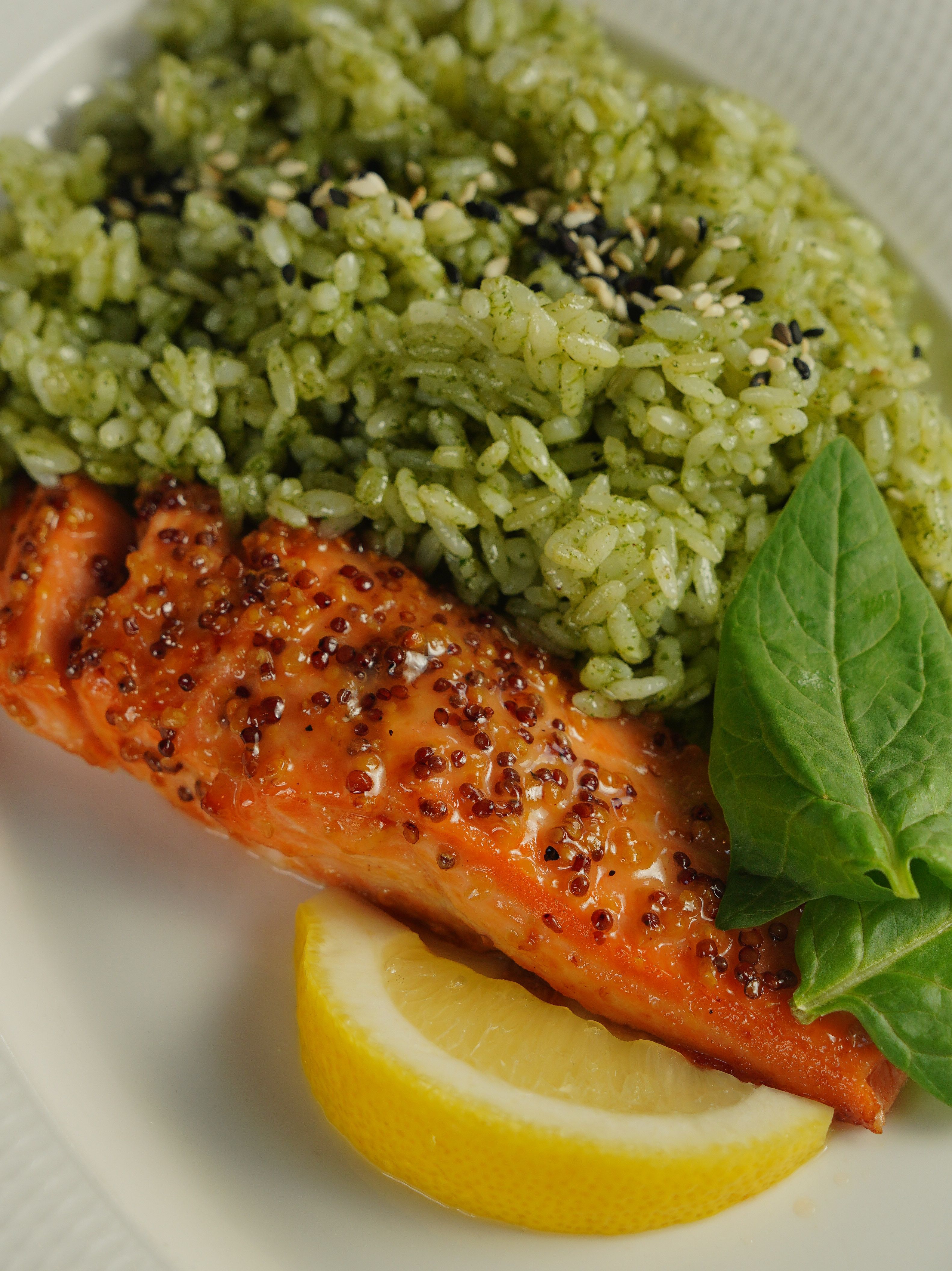 Lachsfilet mit Reis und Spinat, gesunde Omega-3-reiche Mahlzeit