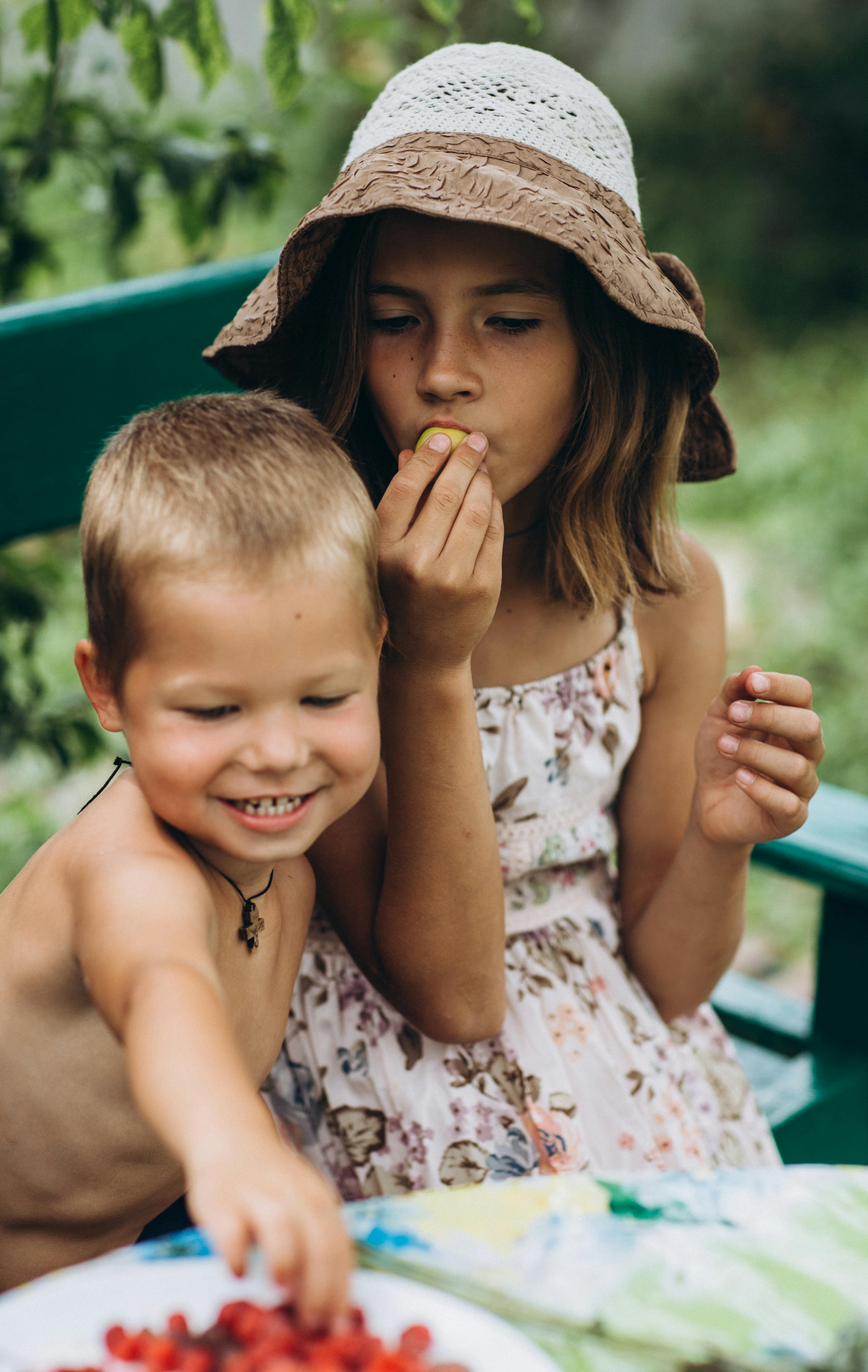 Mutter gibt Kind etwas zu essen – Kinderdarm und Ernährung